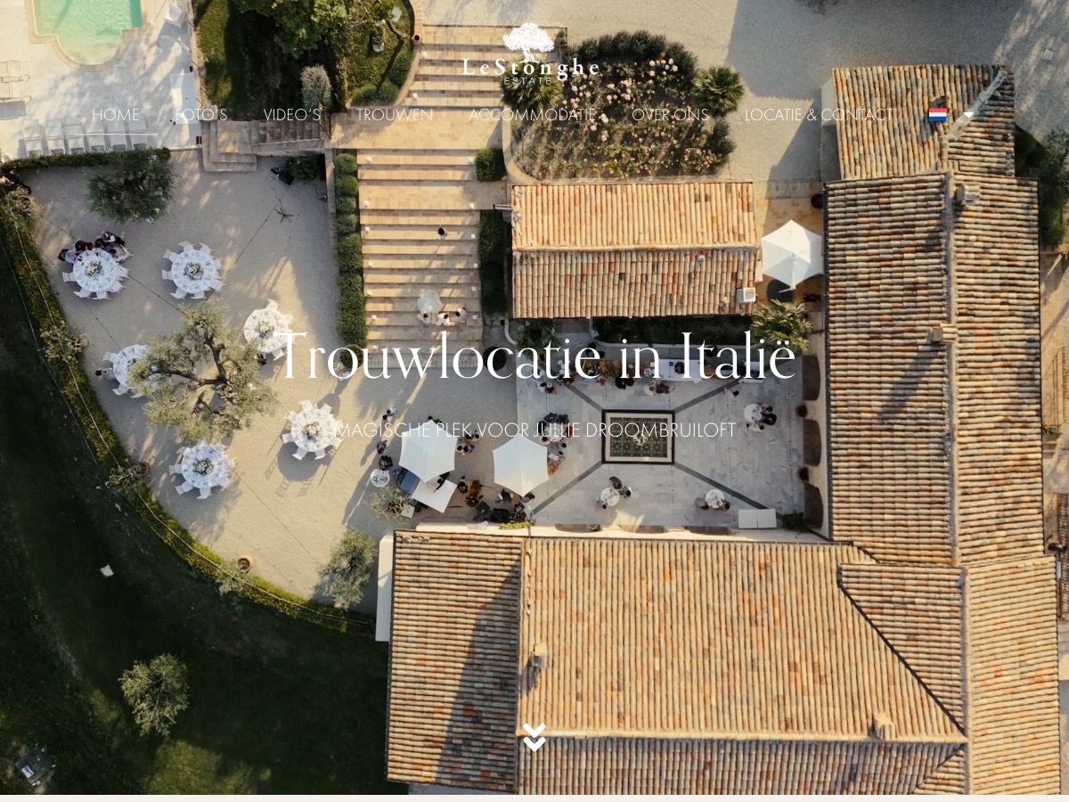 De trouwlocatie van Le Stonghe in Italië, gezien vanuit de lucht